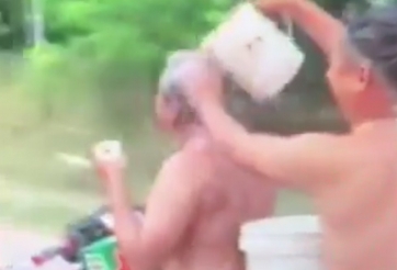 Vừa đi xe máy vừa tắm, 2 thanh niên bị phạt hơn 3 triệu đồng