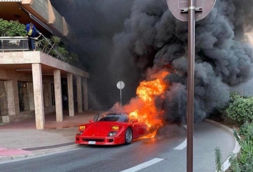 Bất lực nhìn siêu xe Ferrari F40 bốc cháy thành đống sắt vụn