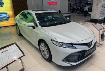 Giá xe Toyota Camry 2020 giảm mạnh, cạnh tranh Mercedes C180