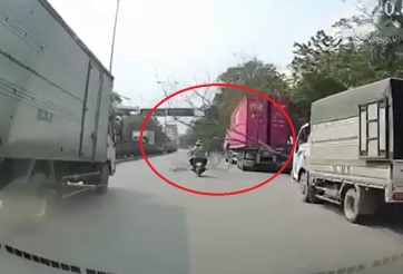 VIDEO: Hai người đi xe máy bị cây đổ trúng người cực nguy hiểm