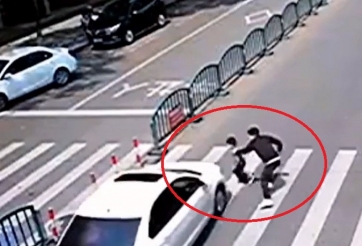 VIDEO: Phản xạ cực nhanh của ông bố khi con suýt bị ô tô đâm