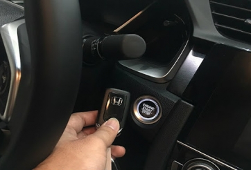 Cách khởi động ô tô khi chìa khóa thông minh hết pin