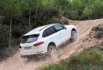 Kinh nghiệm lái xe lên dốc cho xe số sàn và số tự động