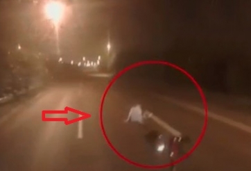 VIDEO: Rợn tóc gáy với người đàn ông nằm giữa đường trong đêm