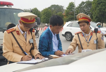 Mỗi GPLX ô tô có 12 điểm, tài xế vi phạm bị trừ hết phải thi lại?