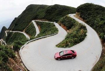 Kinh nghiệm lái xe ô tô khi vào cua cho tài xế mới