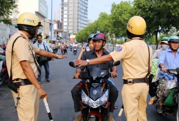 Từ ngày 15/5, CSGT được quyền dừng xe mà không cần chỉ ra lỗi