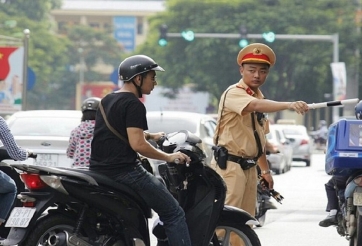Hàng loạt xe máy bị phạt lỗi không gương chiếu hậu