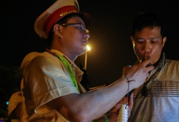 Tài xế uống 10 chai nước khi bị kiểm tra nồng độ cồn và cái kết