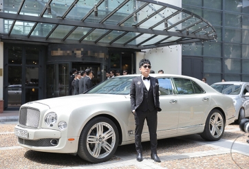 Quang Hà “gây sốt” khi cưỡi xe sang Bentley 24 tỷ đi sự kiện