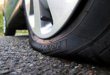 Cách xử lý ô tô thủng lốp giữa đường hiệu quả nhất