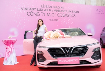 Vợ chồng Hồ Ngọc Hà - Kim Lý tậu 4 xe VinFast cùng lúc