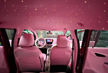 Ngắm VinFast Fadil độ nội thất “full hồng” chảnh như Rolls-Royce