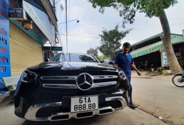 Mua xe “Mẹc” tặng vợ, người đàn ông may mắn trúng biển số 888.88