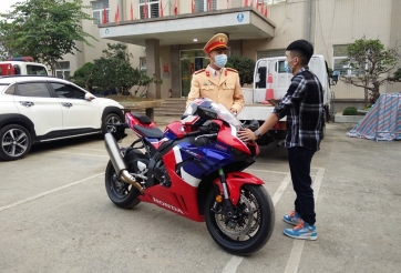 Choáng với “quái xế” chạy CBR1000RR-R ở vận tốc 299km/h tại Hà Nội