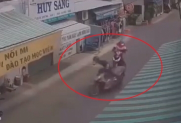 VIDEO: Thanh niên giật đồ trên đường nhưng mất lái và cái kết mãn nhãn