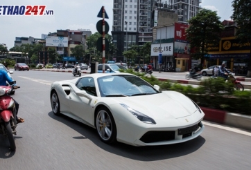 'Sờ tận tay' Ferrari 488 Spider tại Hà Nội