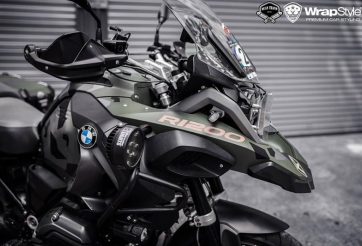 SIêu môtô BMW R1200 GS dán phong cách nhà binh tại Sài Gòn