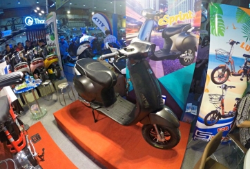 Vespa Sprint 'chạy điện' giá 13 triệu đồng tại Triển lãm Xe hai bánh Việt Nam 2018
