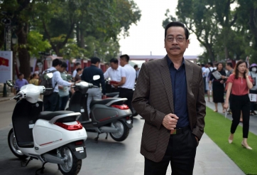 'Người phán xử' đích thân đi mua xe máy điện VinFast Klara về tặng vợ