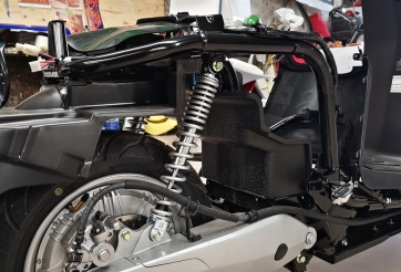 Bất ngờ khi 'bổ máy' xe máy điện VinFast Klara