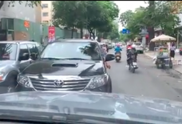 Đi ngược chiều, xe Fortuner bị Ford Ranger Raptor ép phải đi lùi về đúng làn