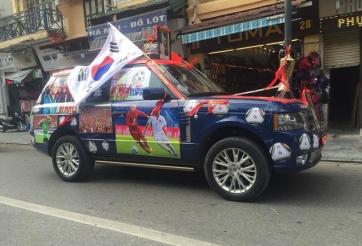 Range Rover 3 tỷ đồng dán kín xe để cổ vũ cho đội tuyển Việt Nam