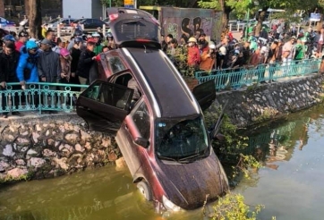 Hyundai SantaFe đâm bung lan can đường Thanh Niên, cắm đầu xuống Hồ Trúc Bạch