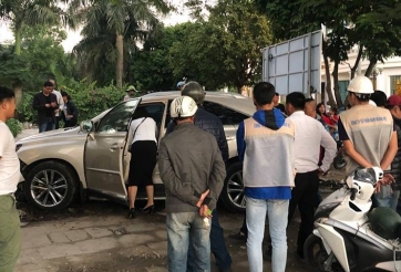 Bỏ chạy sau va chạm, nữ tài xế lái Lexus tiếp tục gây tai nạn liên hoàn tại Hải Phòng