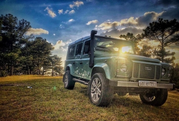 Rapper Tiến Đạt lấy Land Rover Defender phiên bản đặc biệt đi chụp ảnh cưới