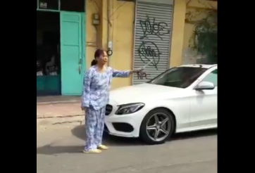 Bà cụ cầm búa đập vỡ xe Mercedes-Benz đỗ trước nhà ở Sài Gòn vì 'nó dám thách'