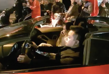 Tuấn Hưng cưỡi siêu xe Lamborghini mừng chiến thắng của Việt Nam