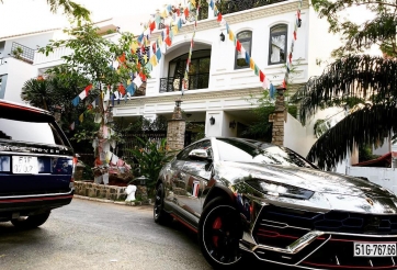 Minh nhựa dán lại siêu xe Lamborghini Urus chơi tết