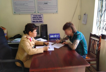 Khá 'Bảnh' bị tước bằng lái, phạt tiền sau khi đỗ xe trên cao tốc