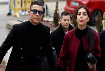 Ronaldo 'ăn diện' hầu tòa như đi dự hội