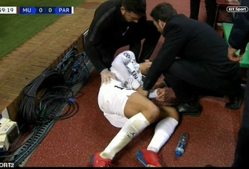 Chơi xấu đồng đội cũ, Ashley Young thoát thẻ đỏ