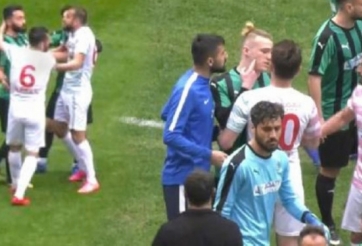 SỐC: Cầu thủ mang dao cạo vào sân hành hung đối phương