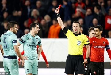 Thẻ đỏ tai hại, Arsenal gục ngã trên sân của Rennes