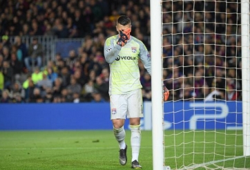 Va chạm với Coutinho, thủ môn Lyon mất trí nhớ tạm thời