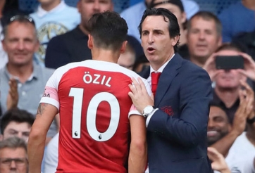 VIDEO: Phản đối Emery, Ozil vứt áo về phía HLV Arsenal
