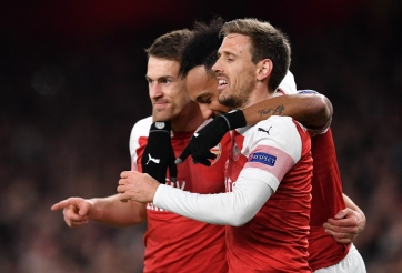 Arsenal đặt một chân vào bán kết Europa League 