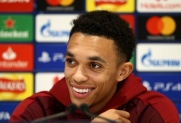 Trở lại đội chính, hậu vệ Liverpool dọa 'bắt chết' Messi