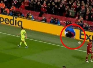 Bật mí về cậu bé nhặt bóng giúp Liverpool đả bại Barca