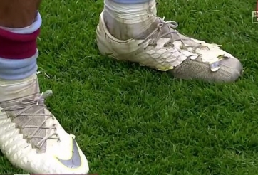 Đi giày rách, đội trưởng Aston Villa thắng trận đấu đắt giá nhất thế giới