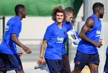 VIDEO: Griezmann 2 lần 'thành trò hề' trên sân tập Barca