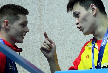 Kình ngư Trung Quốc chỉ mặt đối thủ nói: 'Tao thắng, còn mày thua'