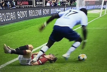 CĐV MU 'phát điên' vì sao trẻ bị đạp lên ngực 