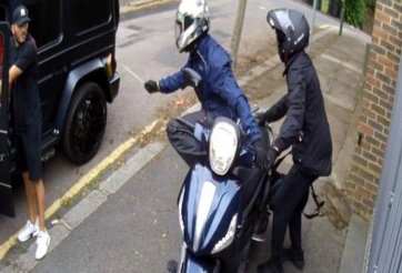 Bảo vệ Ozil, Kolasinac đối đầu 2 tên cướp như phim hành động