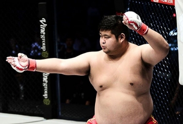 'Sumo Trung Quốc' hạ tơi bời đối thủ Nhật Bản chưa đầy 2 phút