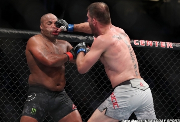 Lĩnh đòn liên hoàn, nhà vô địch UFC nằm gục chịu mất đai